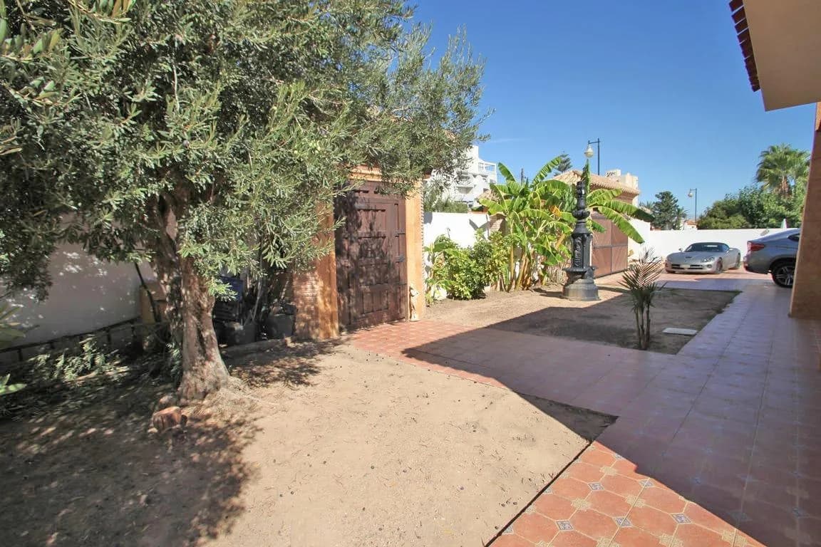 Villa de 4 dormitorios en venta en Torrevieja, Alicante - Image 6
