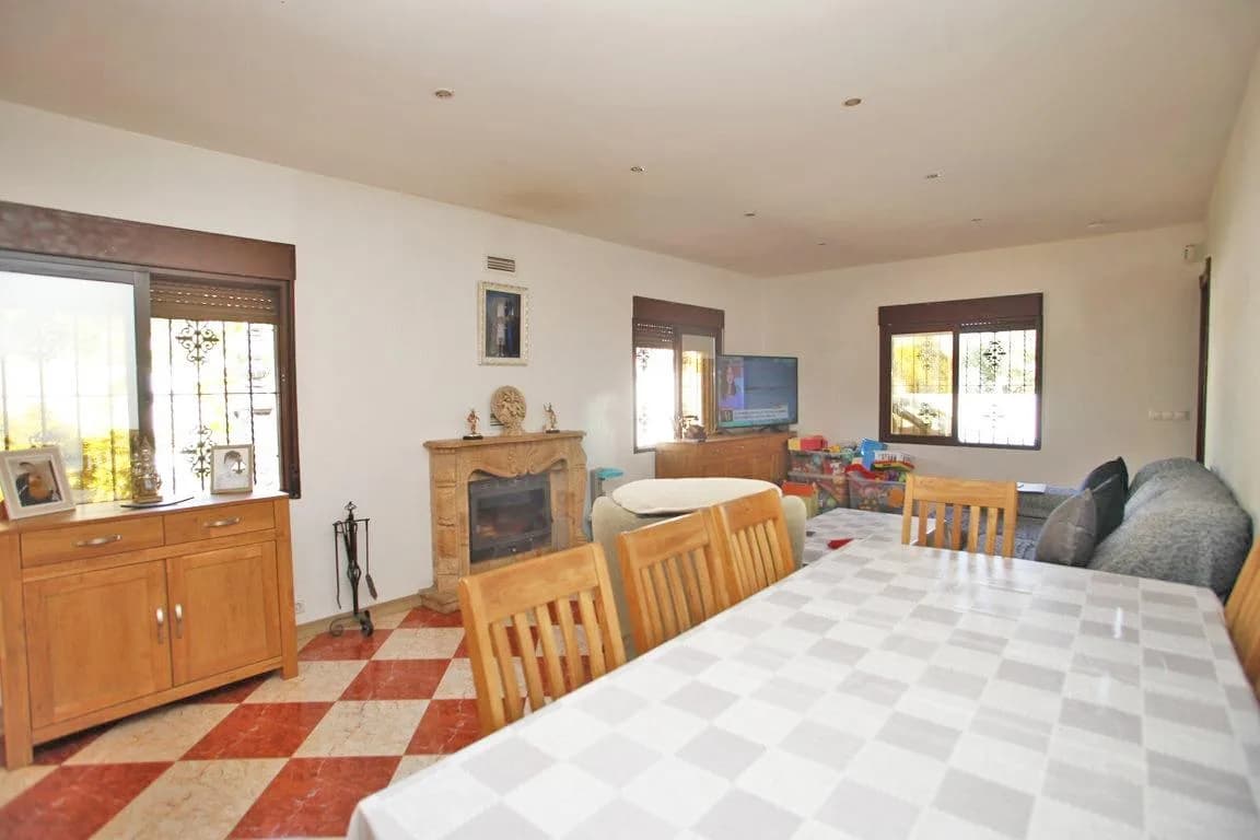 Villa de 4 dormitorios en venta en Torrevieja, Alicante - Image 7