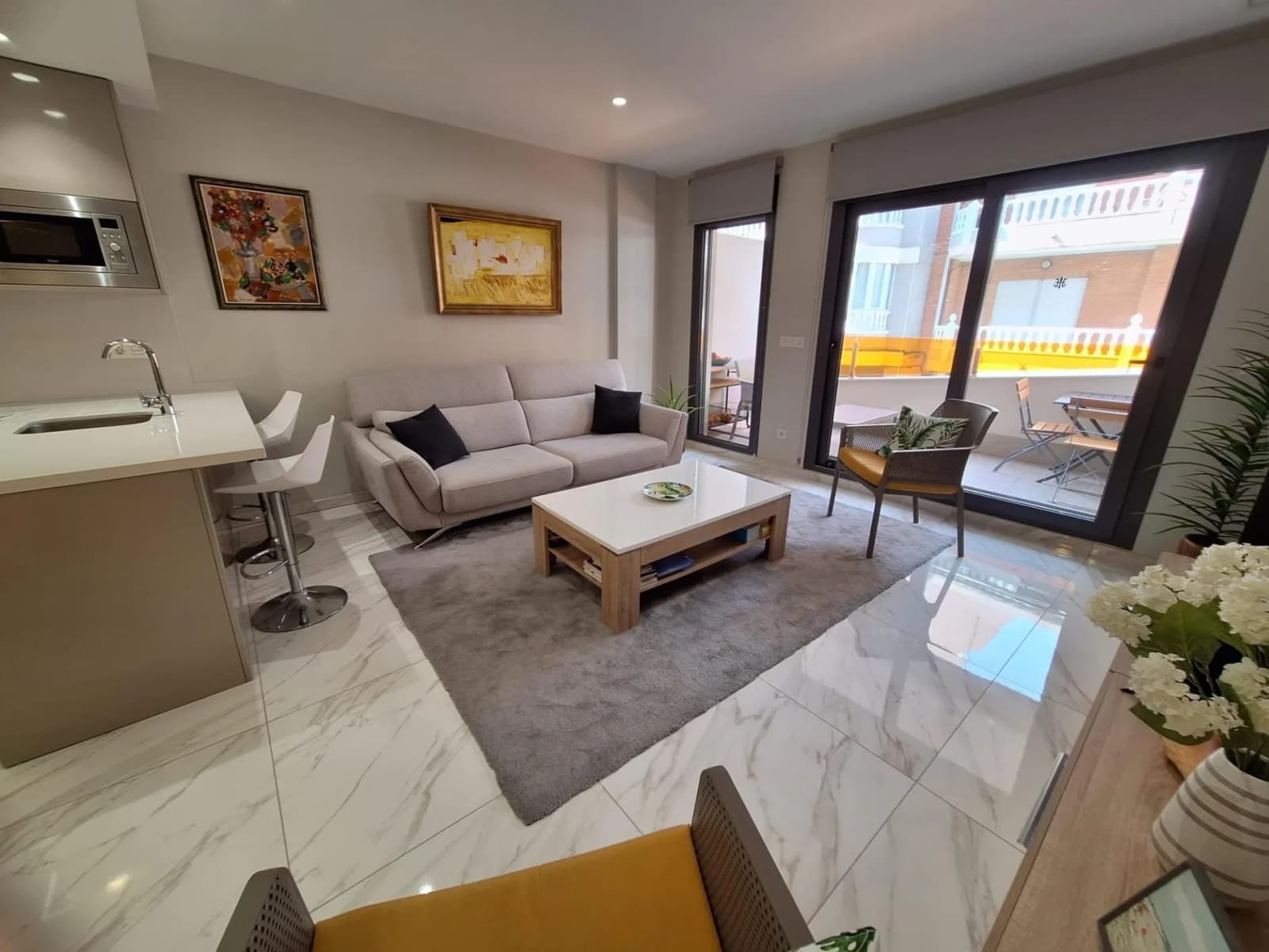 Apartment de 2 dormitorios en venta en Torrevieja, Alicante - Image 2