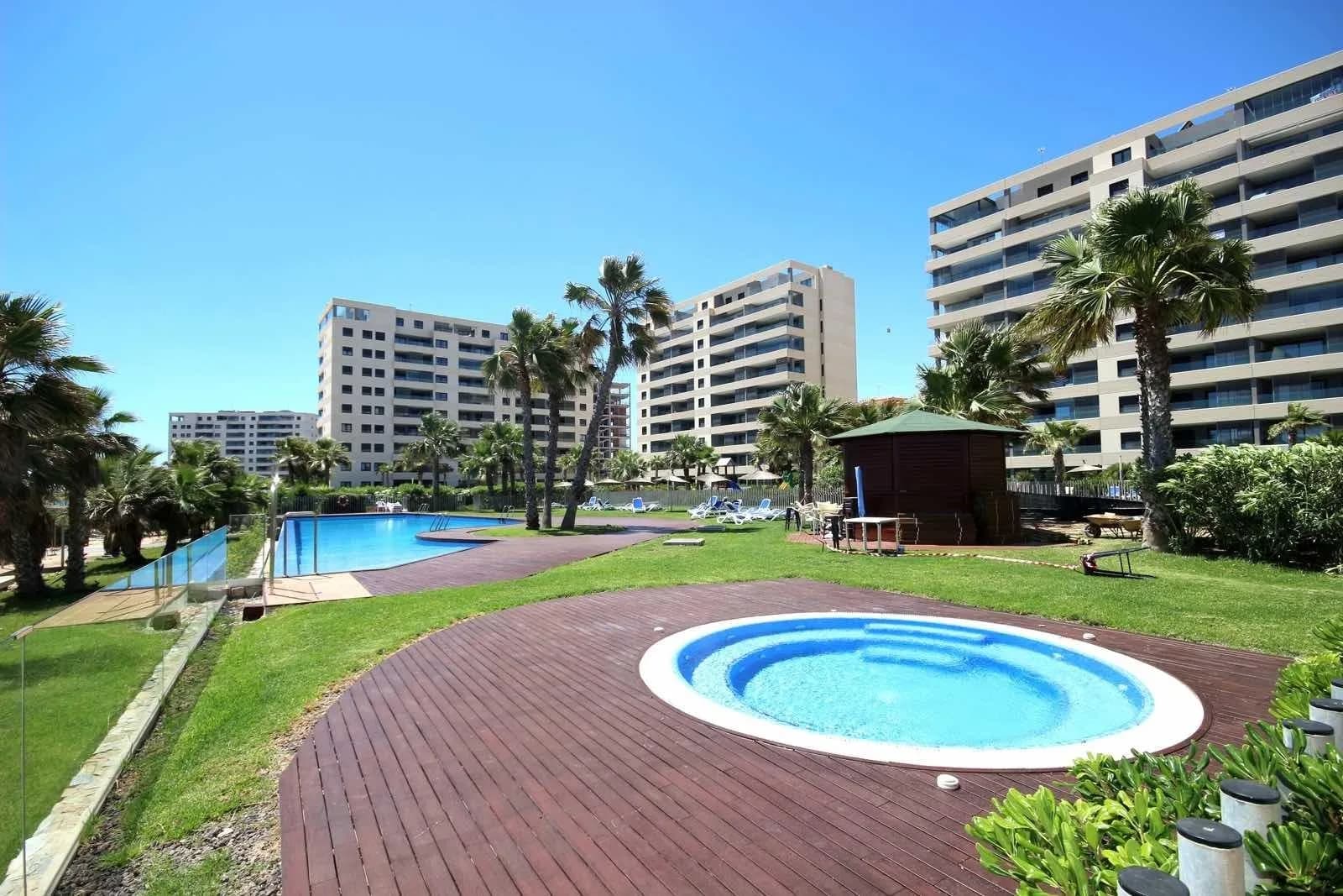 Apartment de 3 dormitorios en venta en Torrevieja, Alicante - Image 2