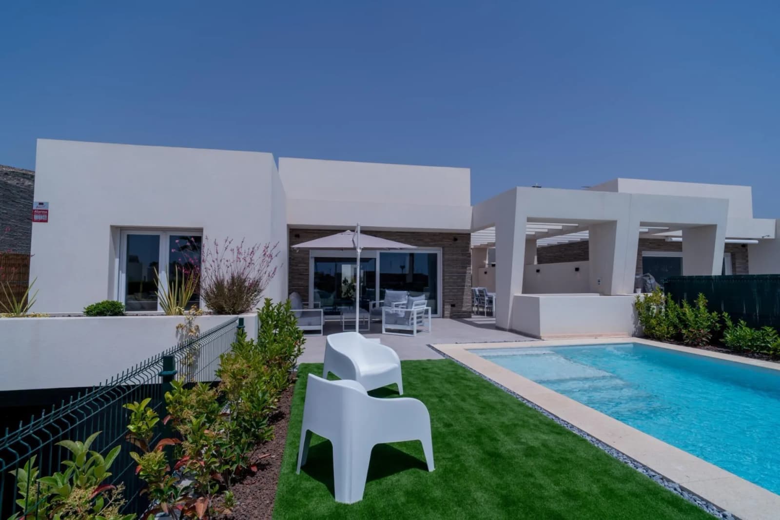 Villa de 3 dormitorios en venta en Algorfa, Alicante - Image 2