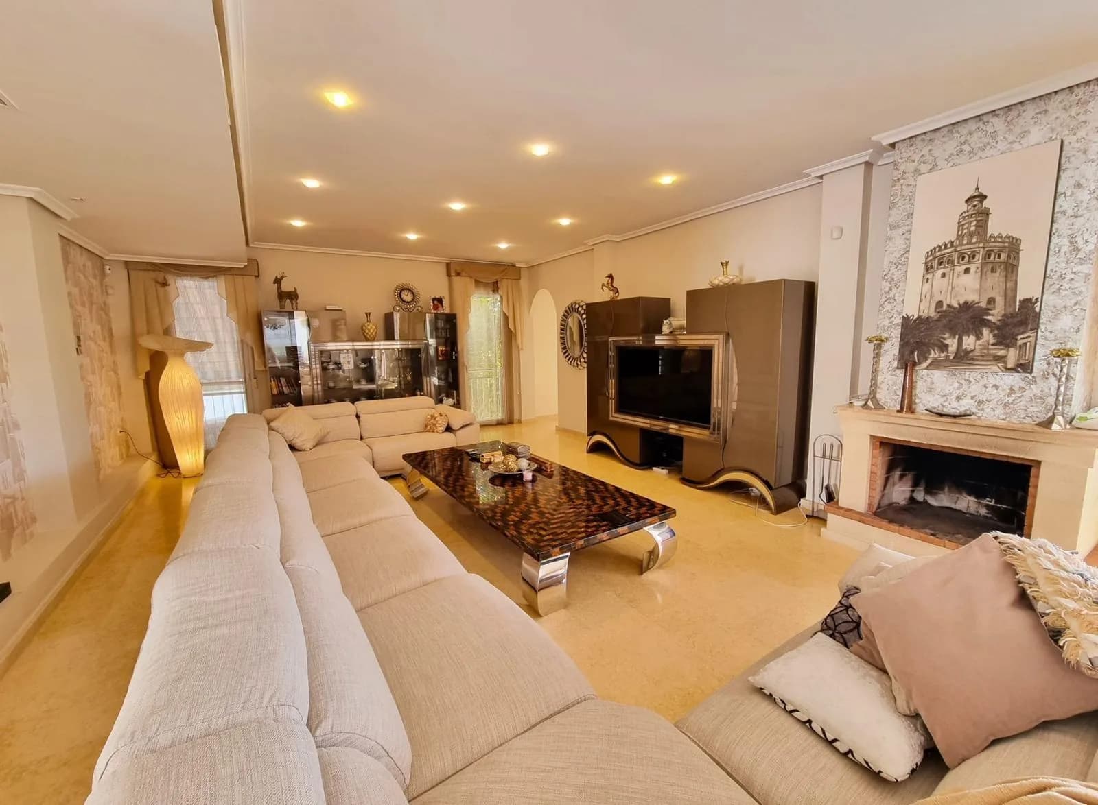 Villa de 5 dormitorios en venta en Torrevieja, Alicante - Image 3