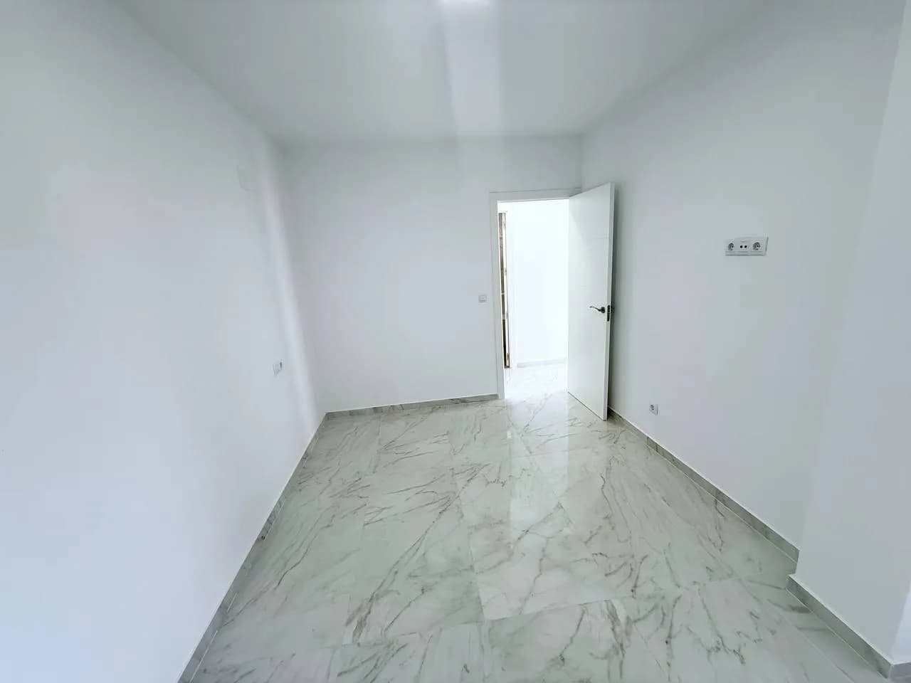 Apartment de 2 dormitorios en venta en Torrevieja, Alicante - Image 7