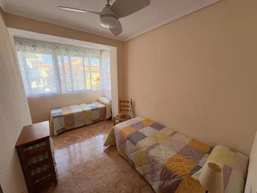 Apartment de 2 dormitorios en venta en Torrevieja, Alicante - Image 2