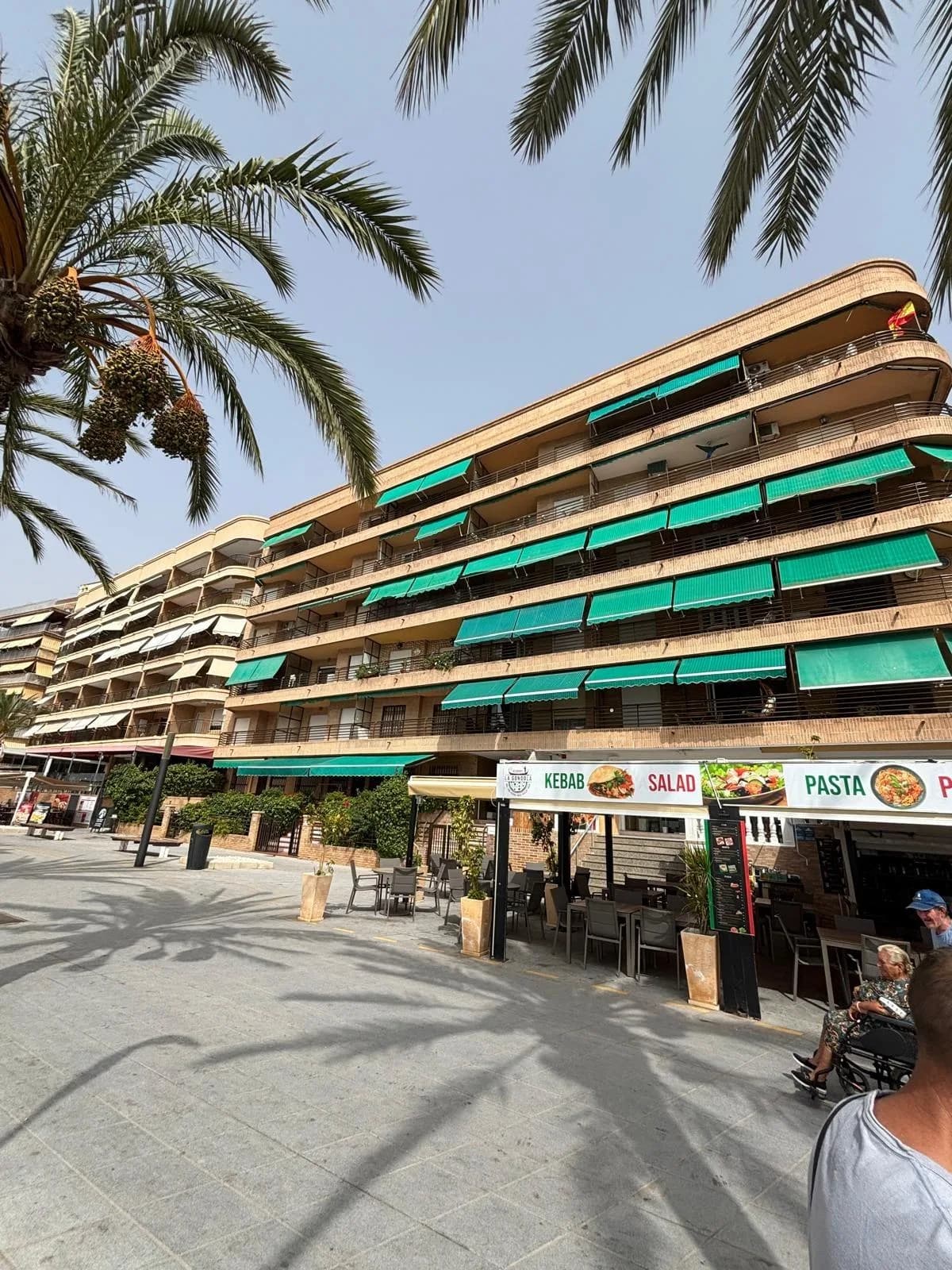 Apartment de 3 dormitorios en venta en Torrevieja, Alicante - Image 2