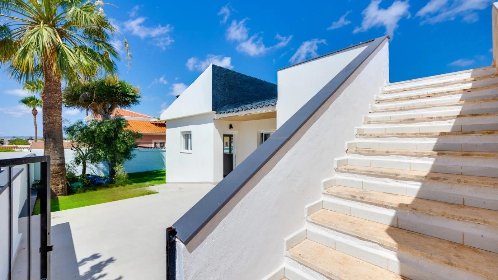 Villa de 4 dormitorios en venta en Torrevieja, Alicante - Image 2