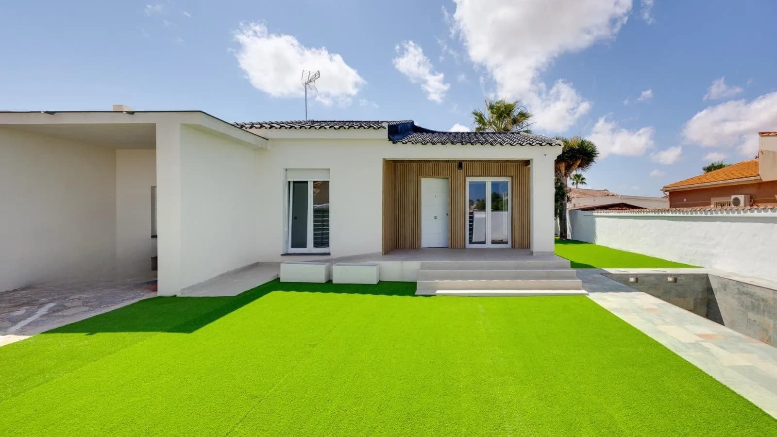 Villa de 4 dormitorios en venta en Torrevieja, Alicante - Image 3
