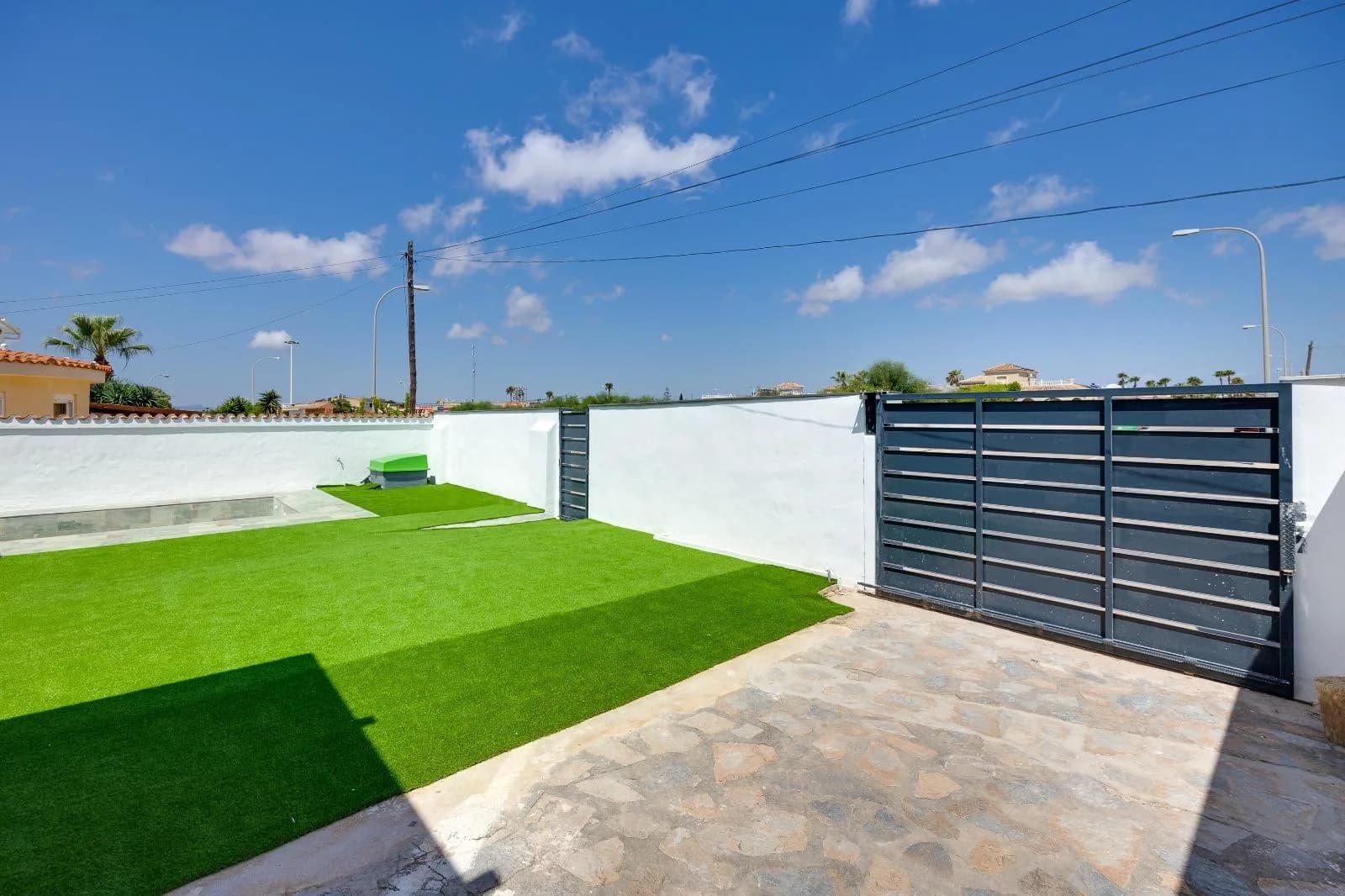 Villa de 4 dormitorios en venta en Torrevieja, Alicante - Image 4