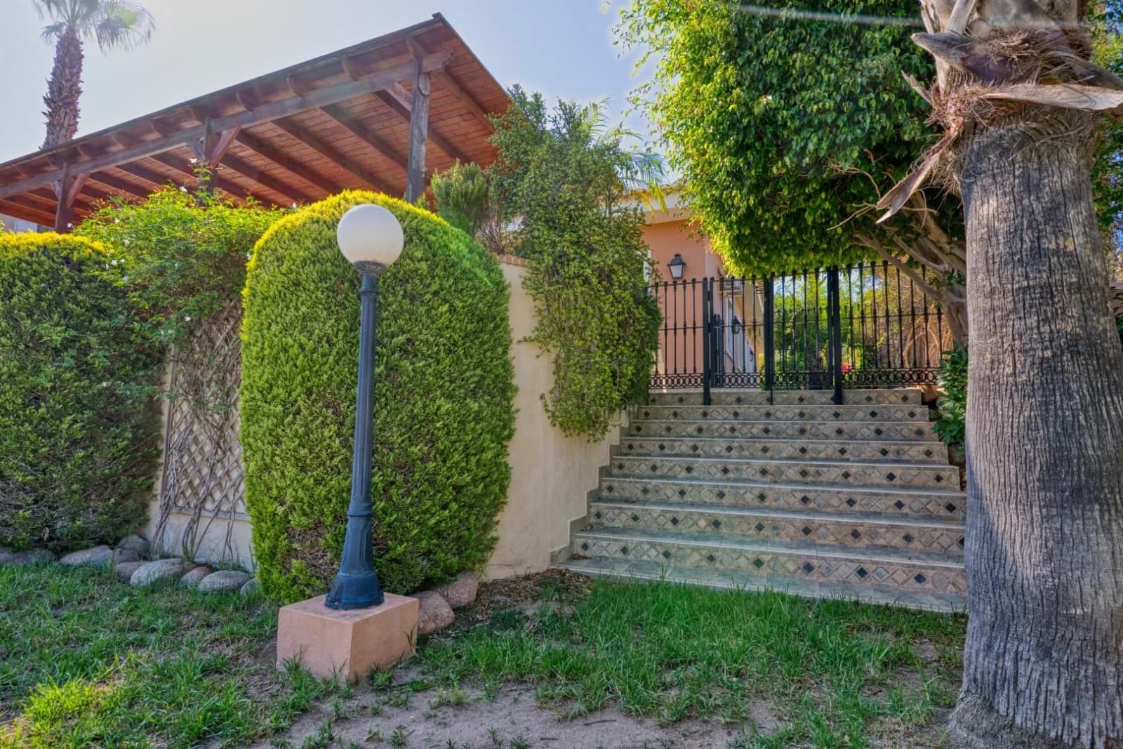 Villa de 4 dormitorios en venta en Torrevieja, Alicante - Image 2