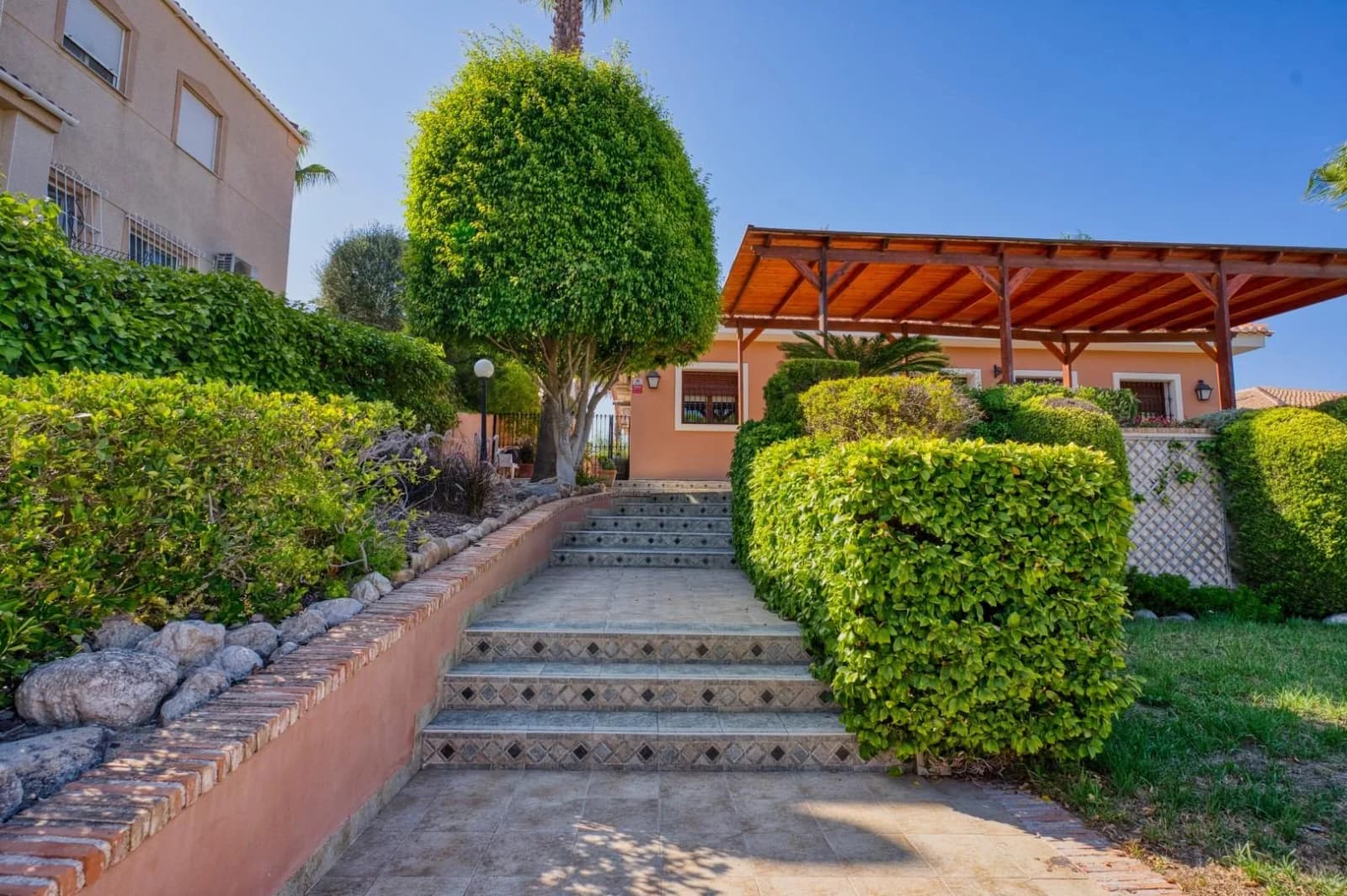 Villa de 4 dormitorios en venta en Torrevieja, Alicante - Image 5