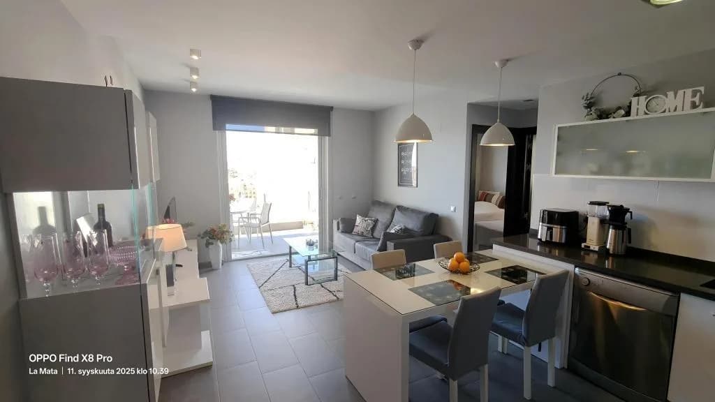 Apartment de 2 dormitorios en venta en Torrevieja, Alicante - Image 2