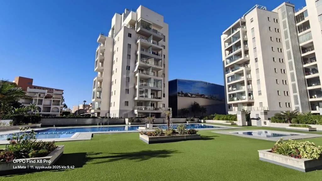 Apartment de 2 dormitorios en venta en Torrevieja, Alicante - Image 4