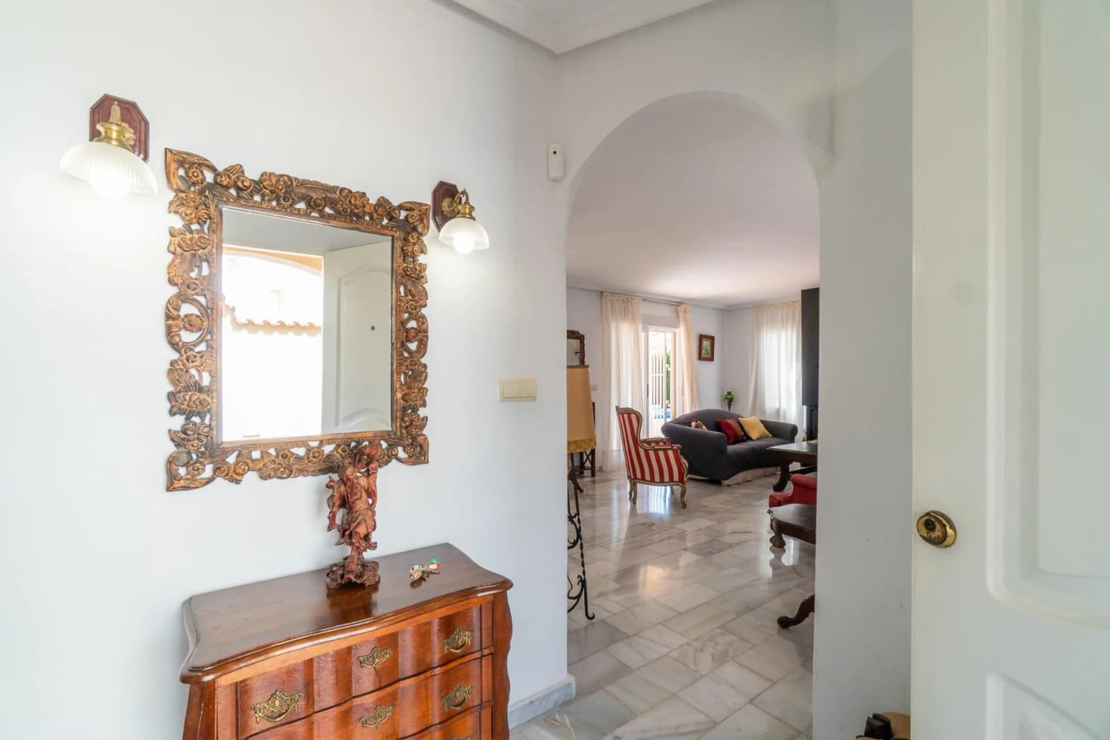 Villa de 4 dormitorios en venta en Torrevieja, Alicante - Image 3