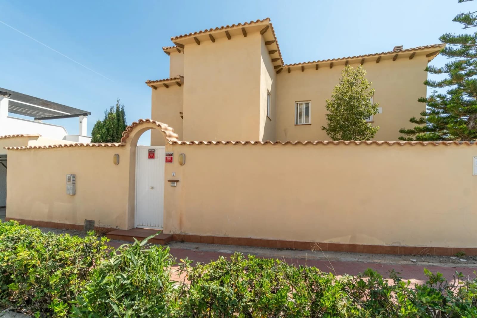 Villa de 4 dormitorios en venta en Torrevieja, Alicante - Image 4