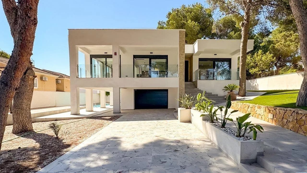 Villa de 4 dormitorios en venta en Torrevieja, Alicante - Image 2