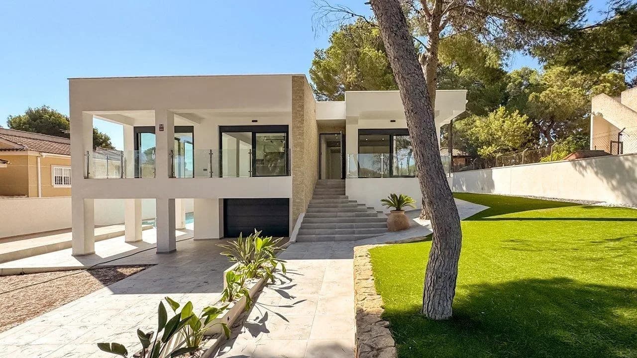 Villa de 4 dormitorios en venta en Torrevieja, Alicante - Image 3