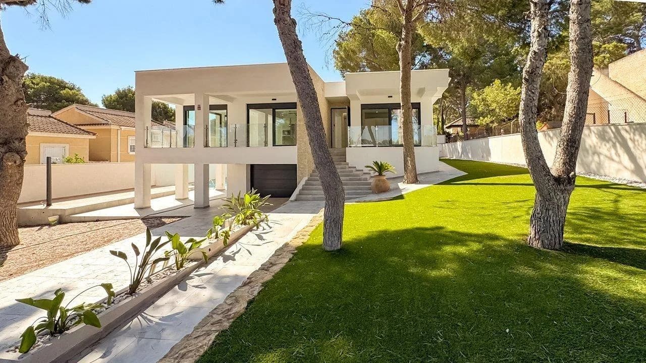 Villa de 4 dormitorios en venta en Torrevieja, Alicante - Image 4