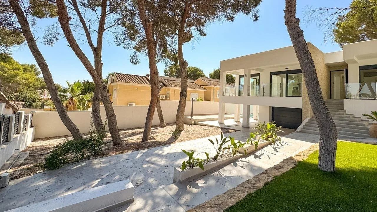 Villa de 4 dormitorios en venta en Torrevieja, Alicante - Image 5