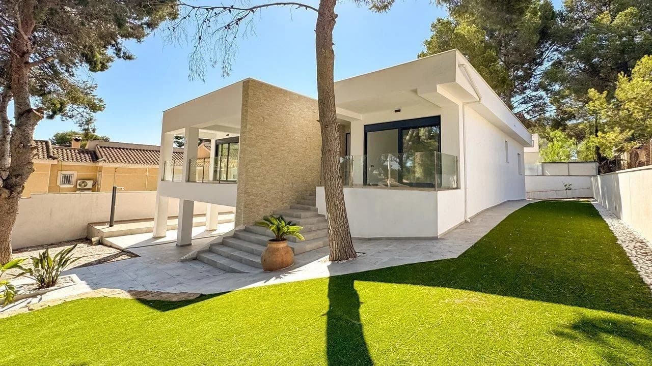 Villa de 4 dormitorios en venta en Torrevieja, Alicante - Image 6