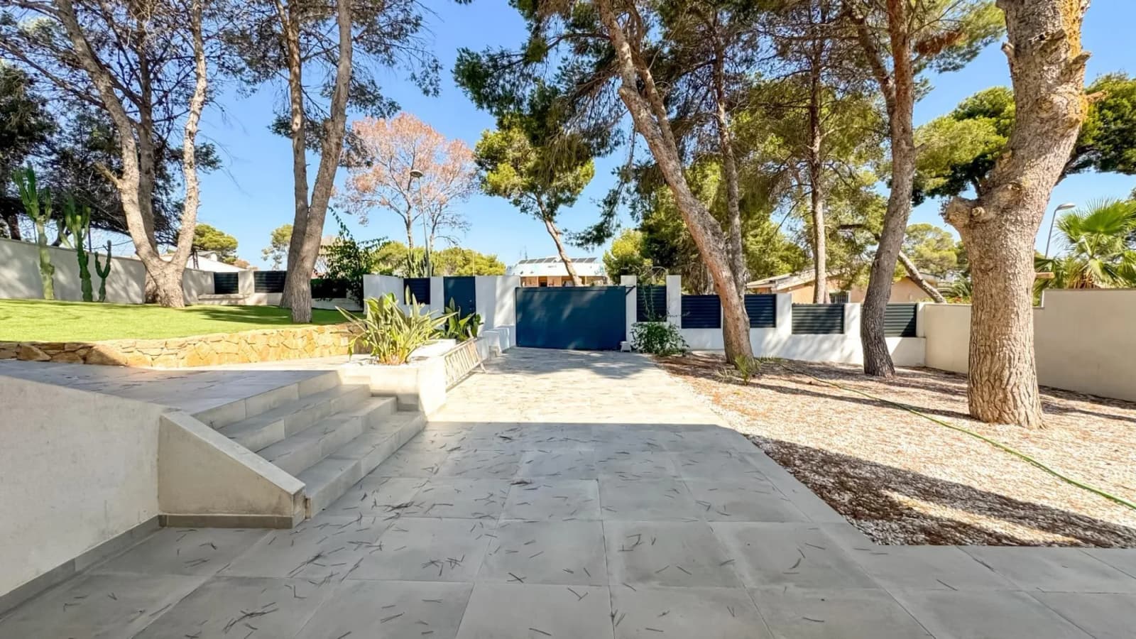 Villa de 4 dormitorios en venta en Torrevieja, Alicante - Image 8