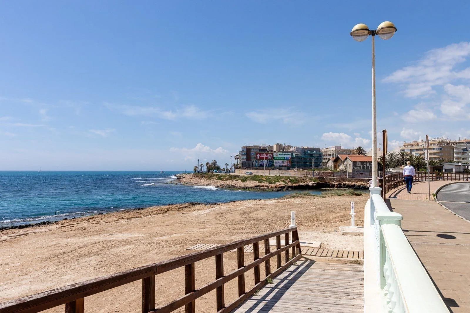 Apartment de 2 dormitorios en venta en Torrevieja, Alicante - Image 9