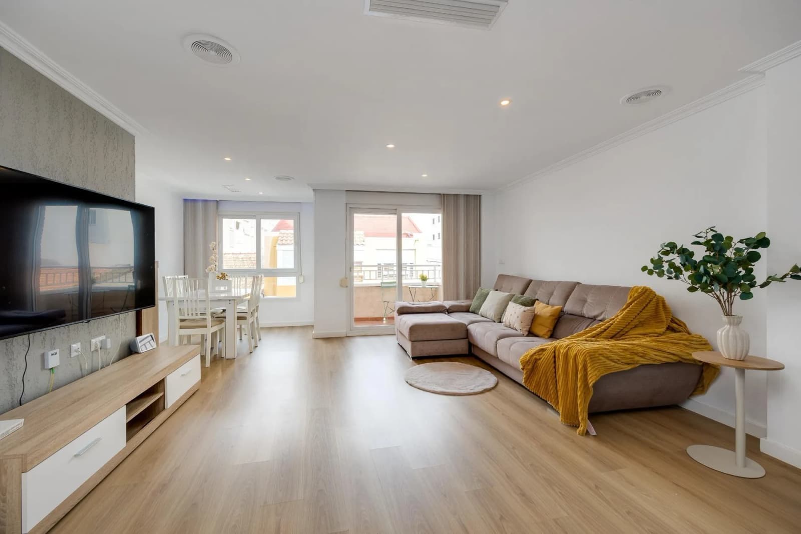 Apartment de 3 dormitorios en venta en Torrevieja, Alicante - Image 2