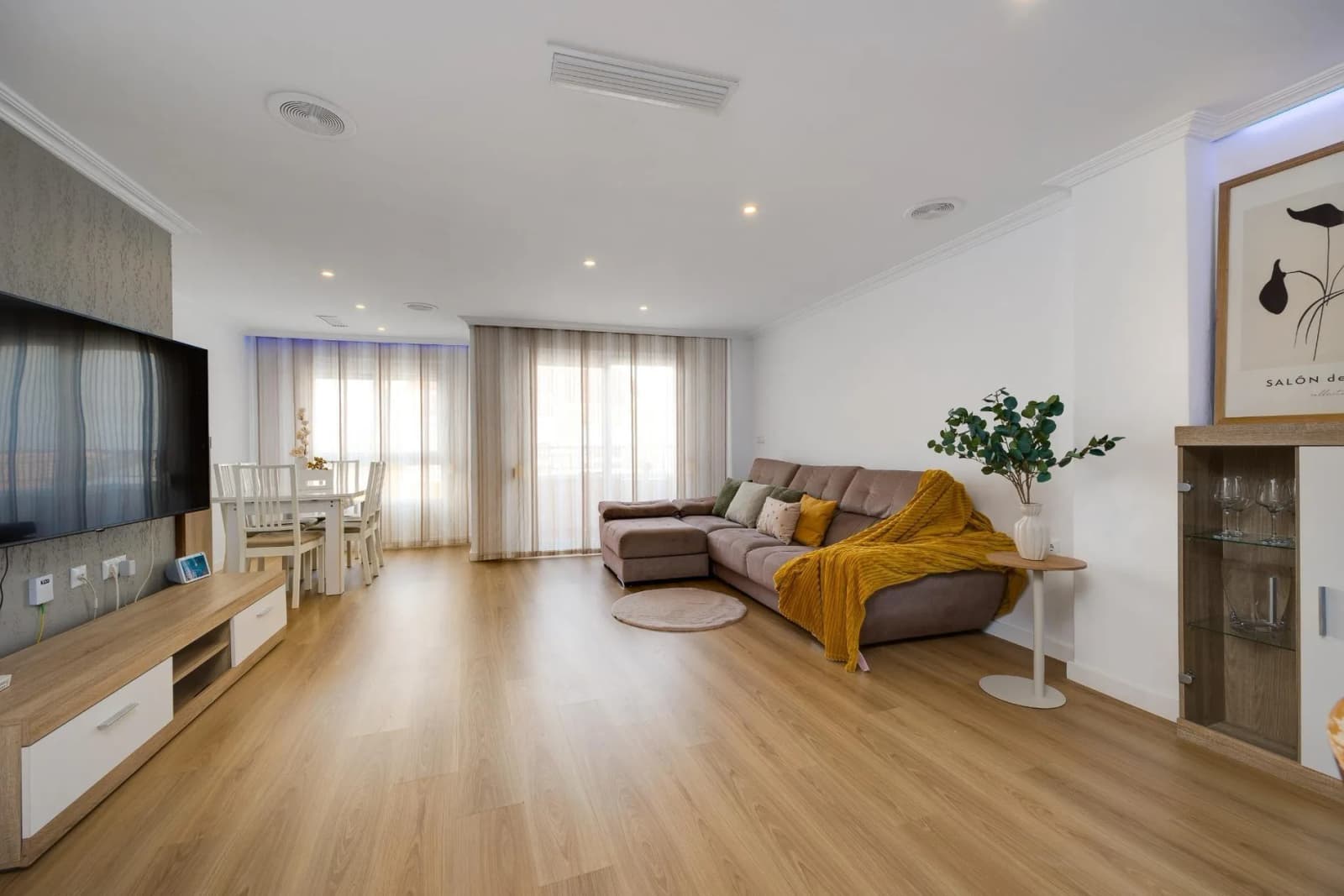 Apartment de 3 dormitorios en venta en Torrevieja, Alicante - Image 3