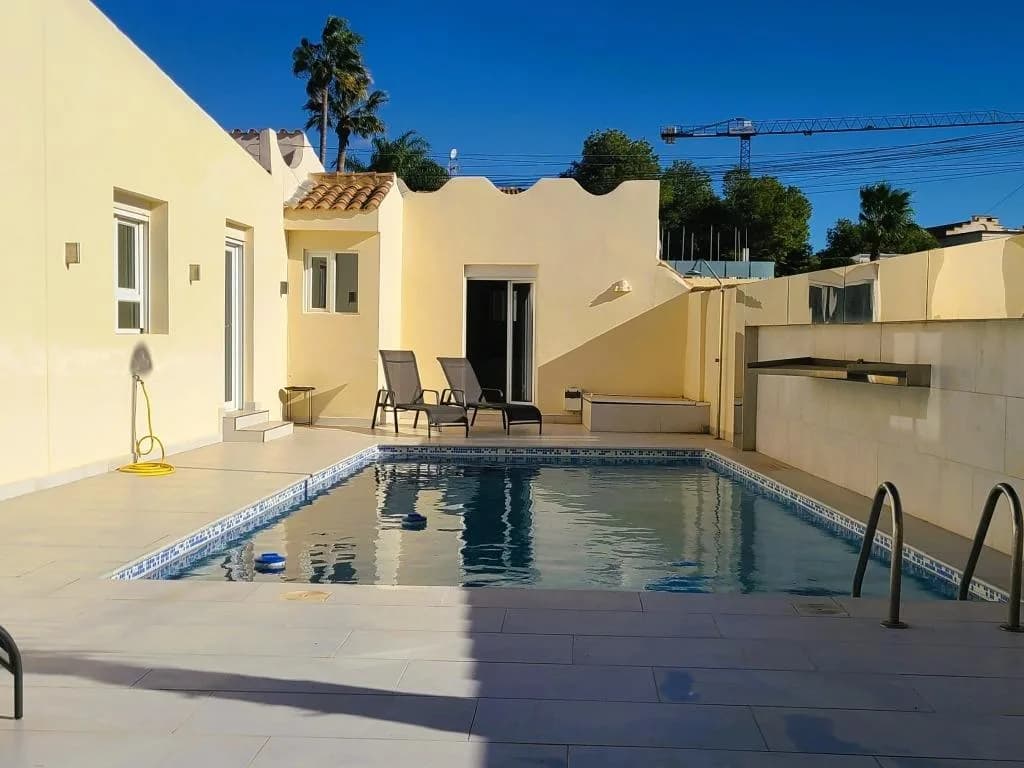 Villa de 4 dormitorios en venta en Torrevieja, Alicante - Image 2