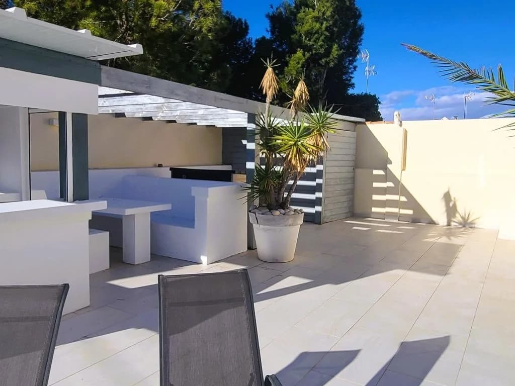 Villa de 4 dormitorios en venta en Torrevieja, Alicante - Image 3