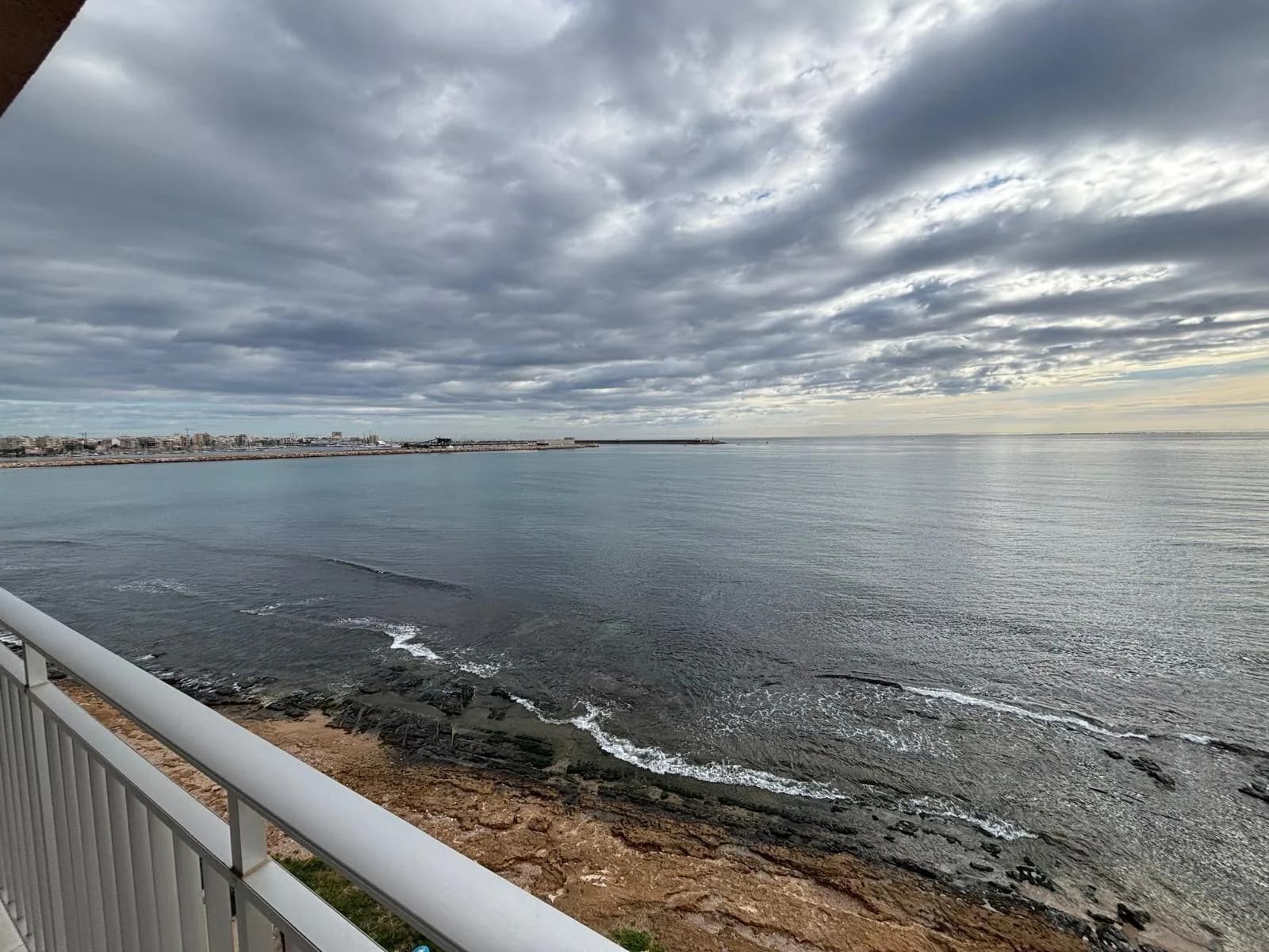 Apartment de 2 dormitorios en venta en Torrevieja, Alicante - Image 2