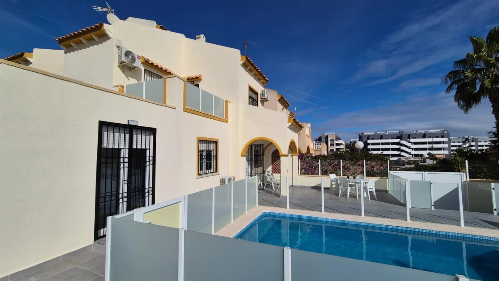 Villa de 2 dormitorios en venta en Orihuela Costa, Alicante - Image 2
