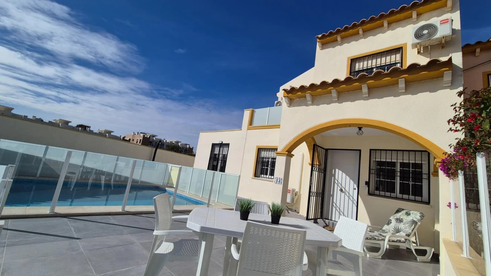 Villa de 2 dormitorios en venta en Orihuela Costa, Alicante - Image 4