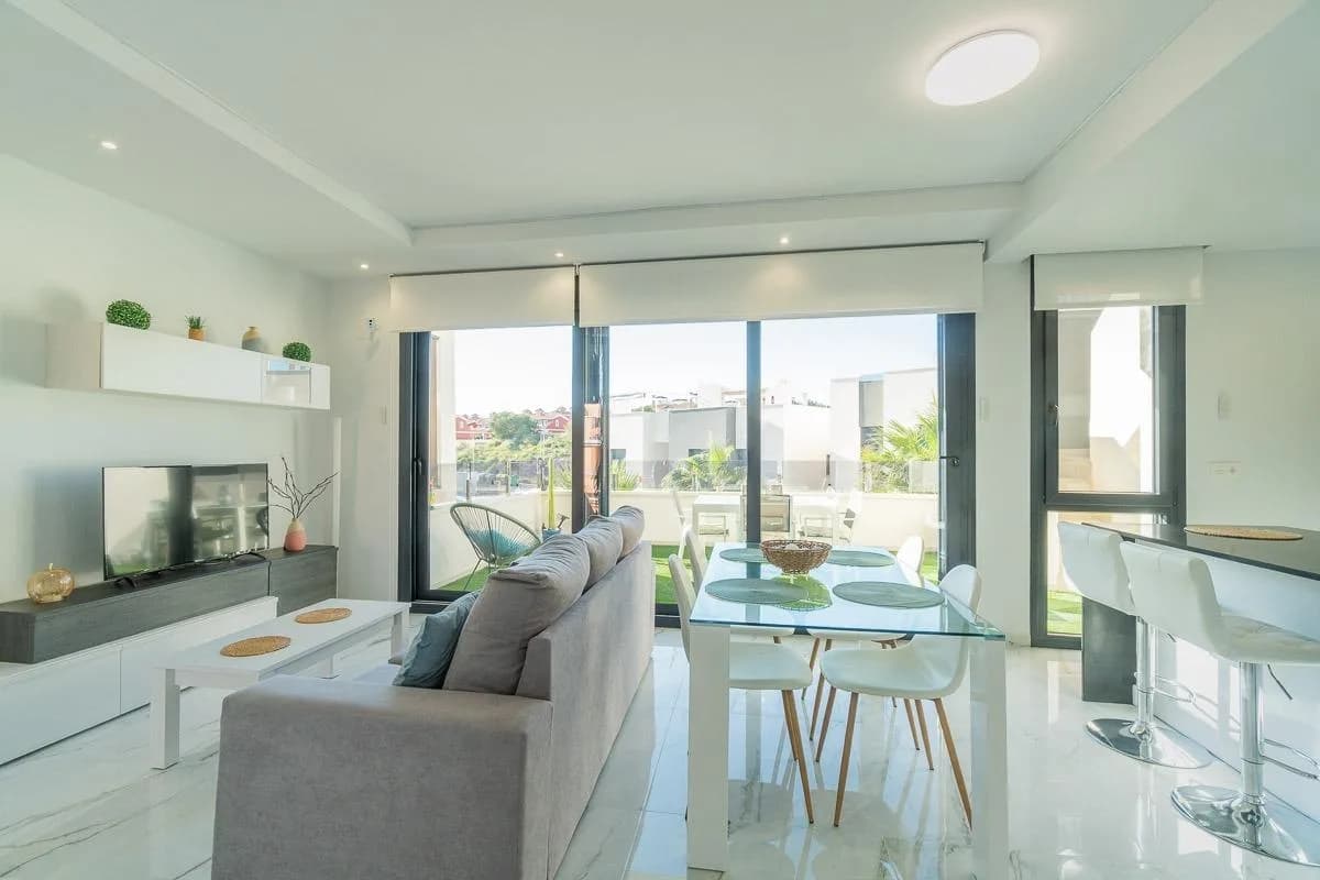 Apartment de 2 dormitorios en venta en Orihuela Costa, Alicante - Image 4