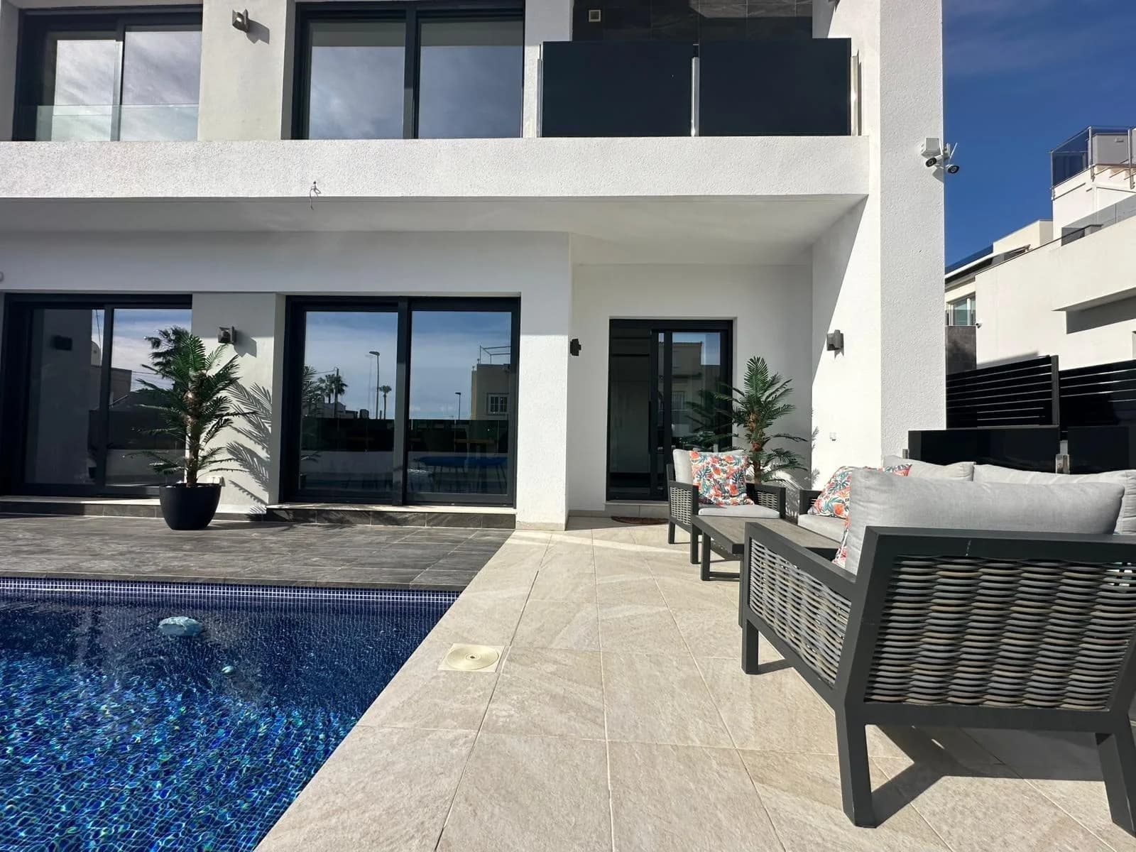 Villa de 4 dormitorios en venta en Torrevieja, Alicante - Image 2