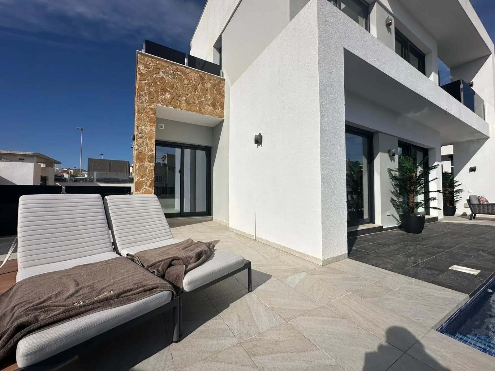 Villa de 4 dormitorios en venta en Torrevieja, Alicante - Image 3