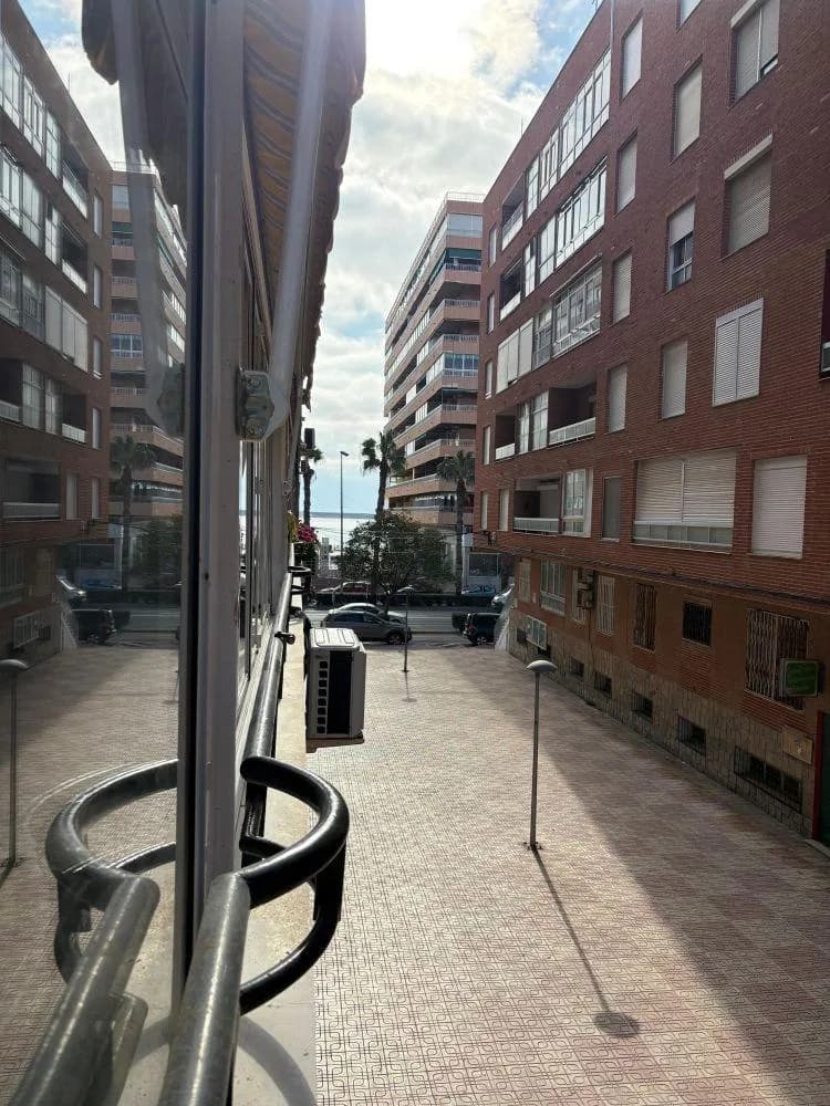 Apartment de 2 dormitorios en venta en Torrevieja, Alicante - Image 3