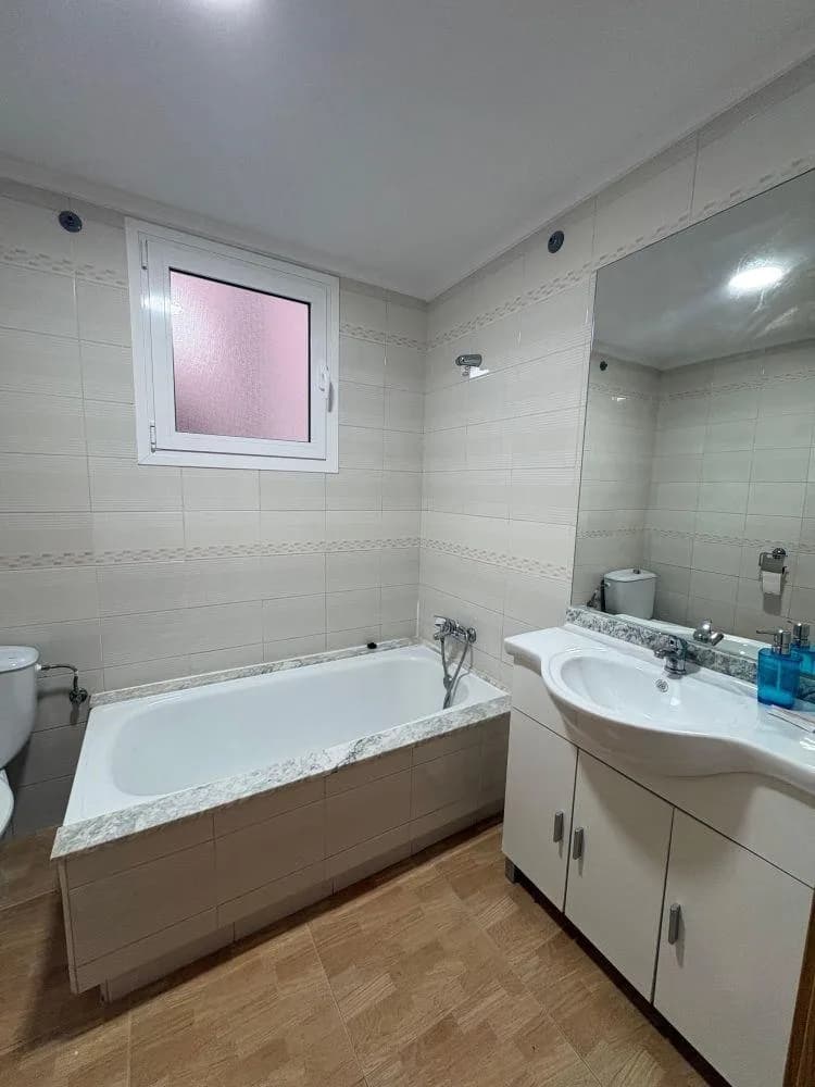 Apartment de 2 dormitorios en venta en Torrevieja, Alicante - Image 4
