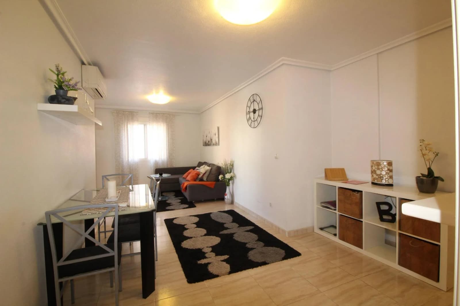 Apartment de 2 dormitorios en venta en Torrevieja, Alicante - Image 2