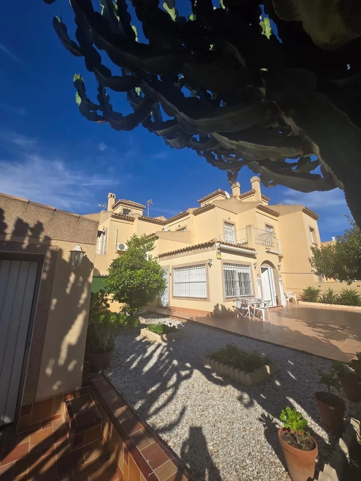 Villa de 3 dormitorios en venta en Torrevieja, Alicante