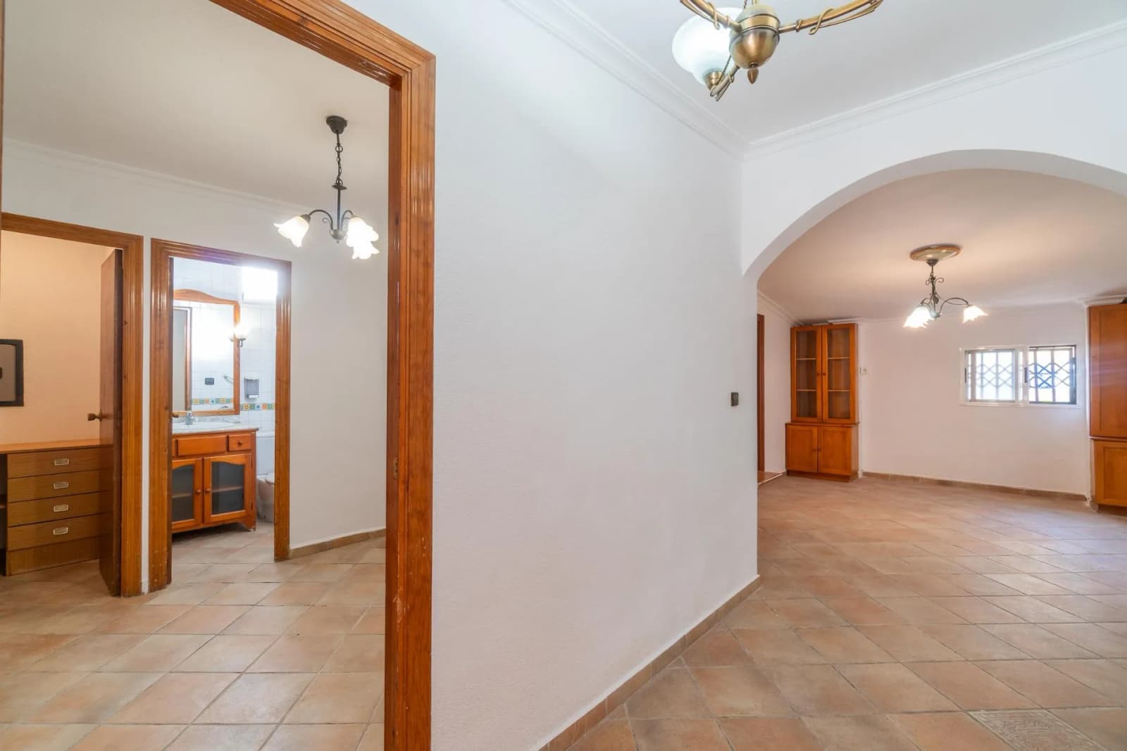 Villa de 4 dormitorios en venta en Torrevieja, Alicante - Image 9