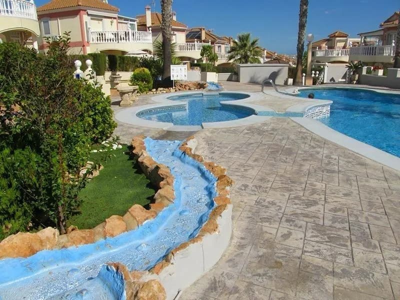 Villa de 3 dormitorios en venta en Torrevieja, Alicante