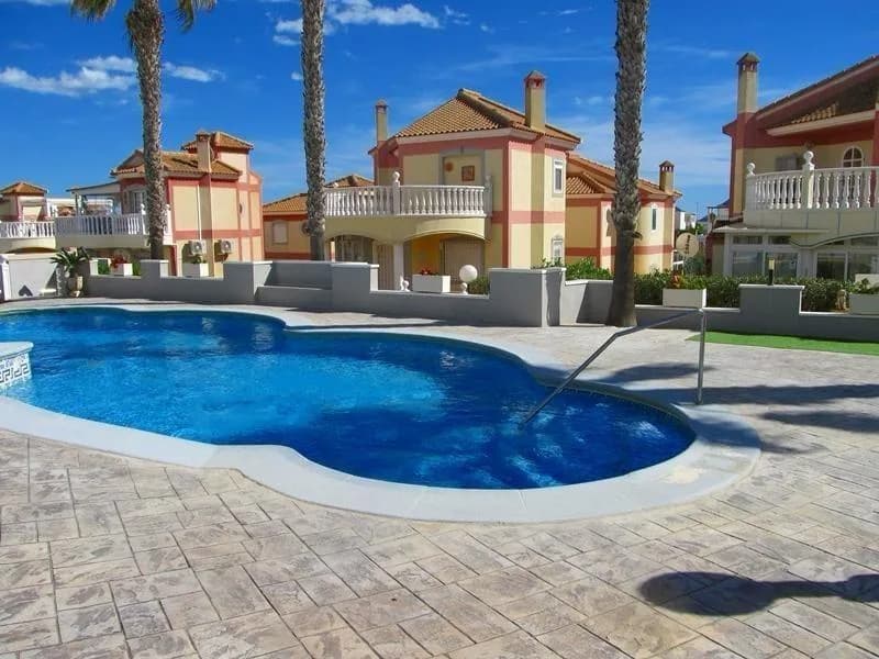 Villa de 3 dormitorios en venta en Torrevieja, Alicante - Image 2