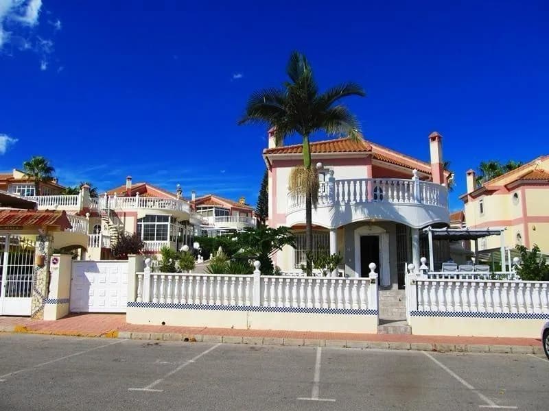 Villa de 3 dormitorios en venta en Torrevieja, Alicante - Image 3