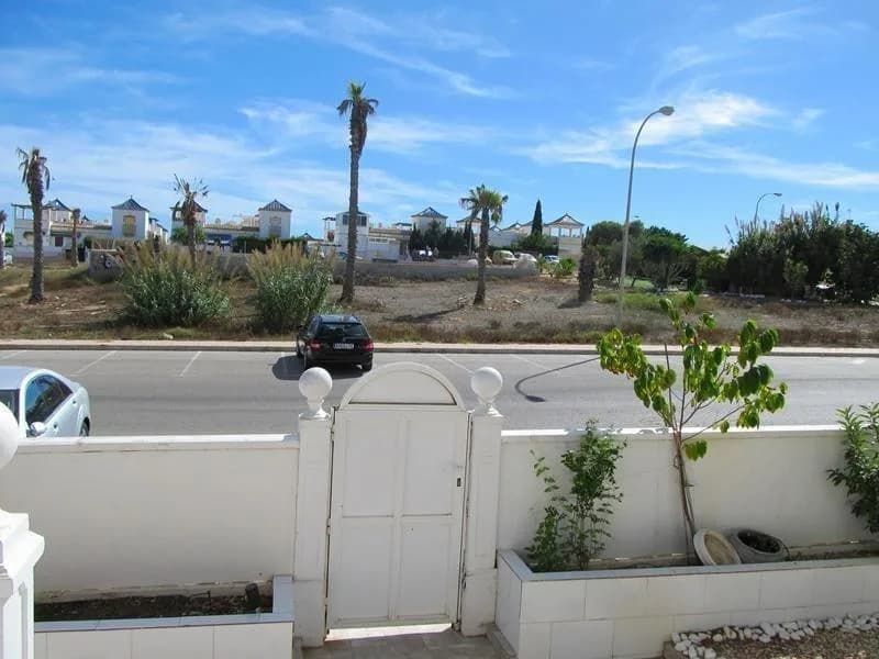 Villa de 3 dormitorios en venta en Torrevieja, Alicante - Image 7