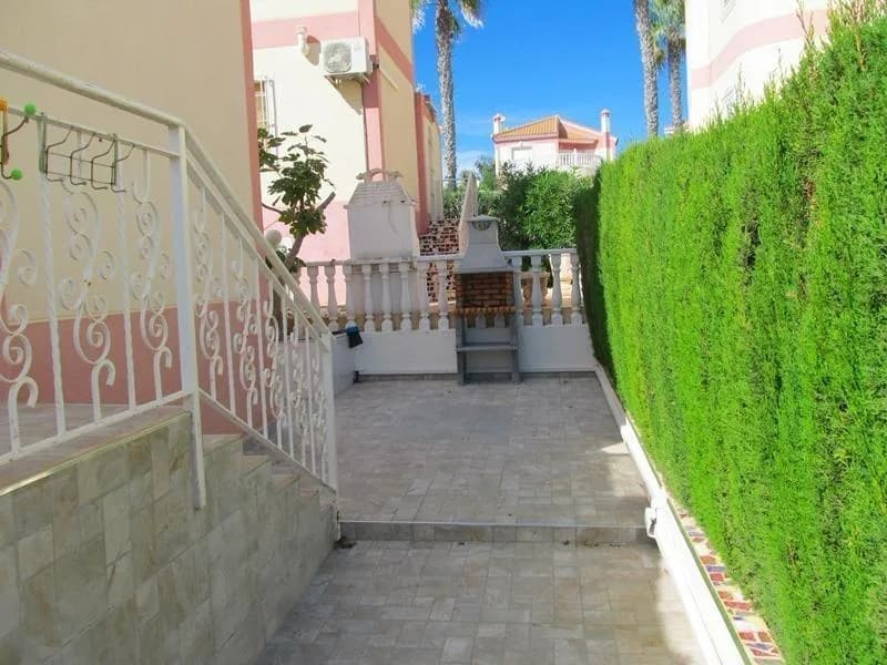 Villa de 3 dormitorios en venta en Torrevieja, Alicante - Image 9