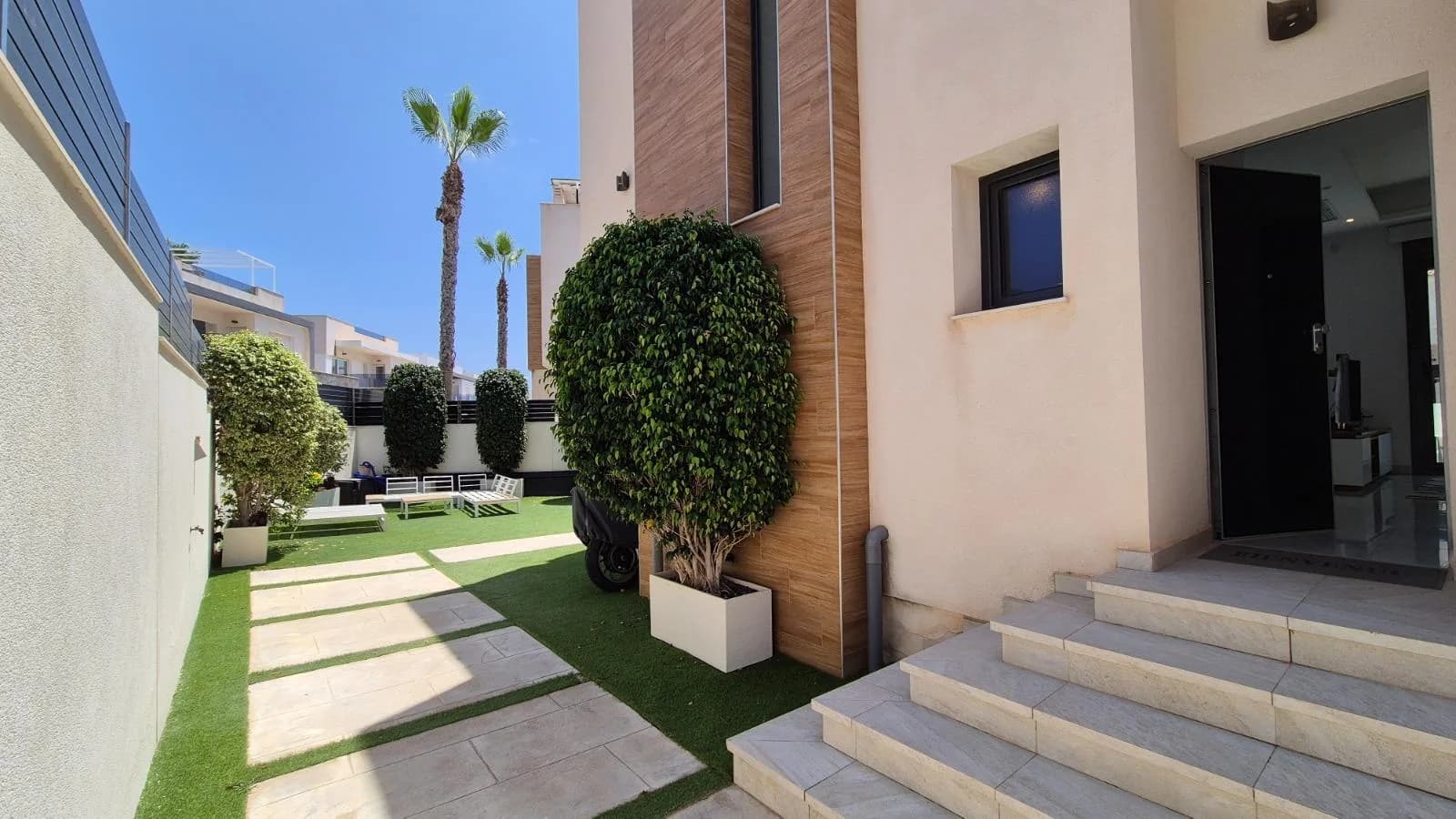 Villa de 4 dormitorios en venta en Torrevieja, Alicante - Image 5