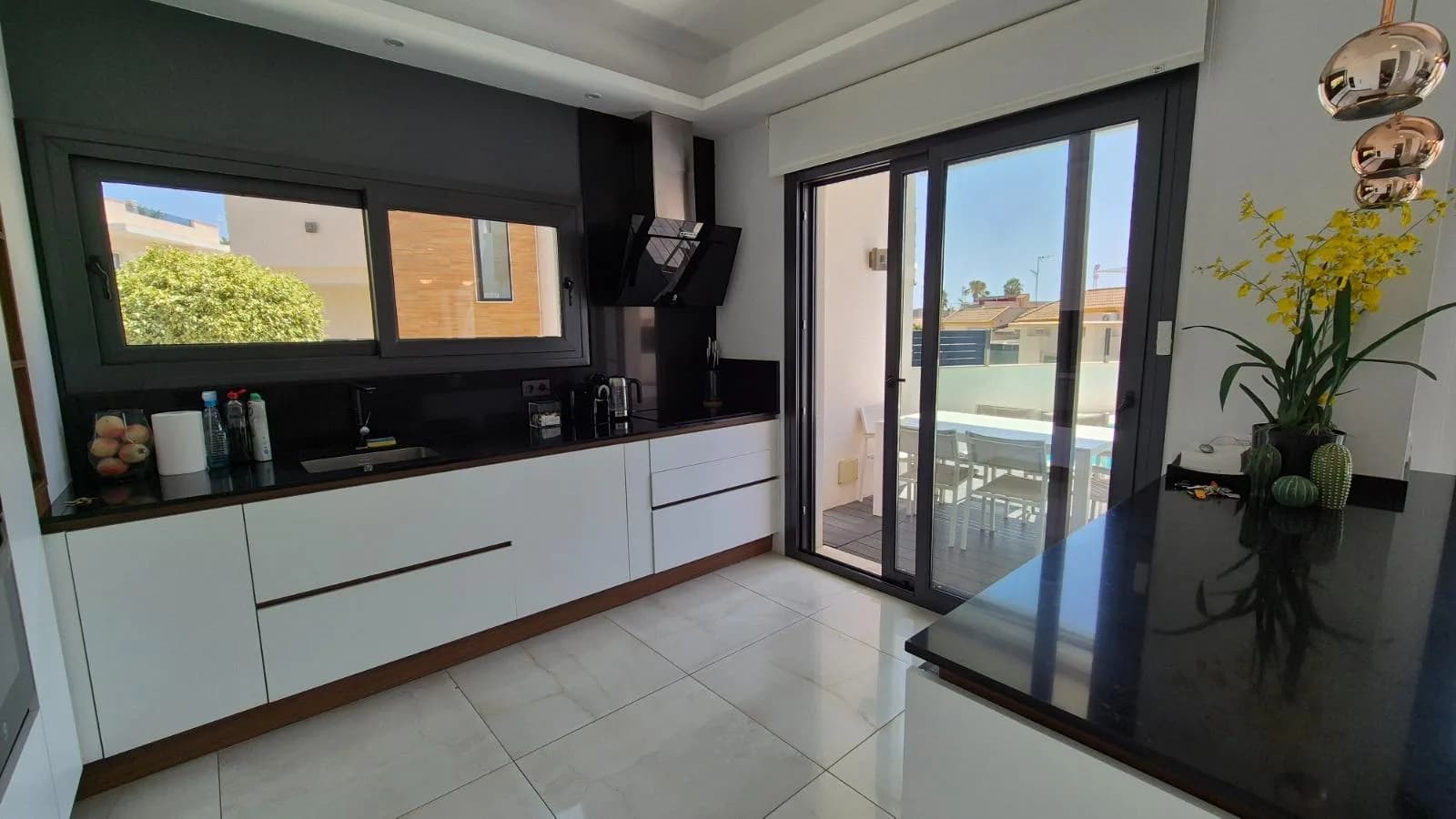 Villa de 4 dormitorios en venta en Torrevieja, Alicante - Image 6