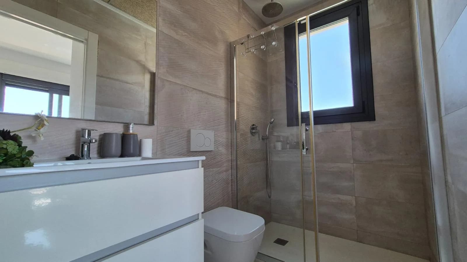 Villa de 4 dormitorios en venta en Torrevieja, Alicante - Image 7