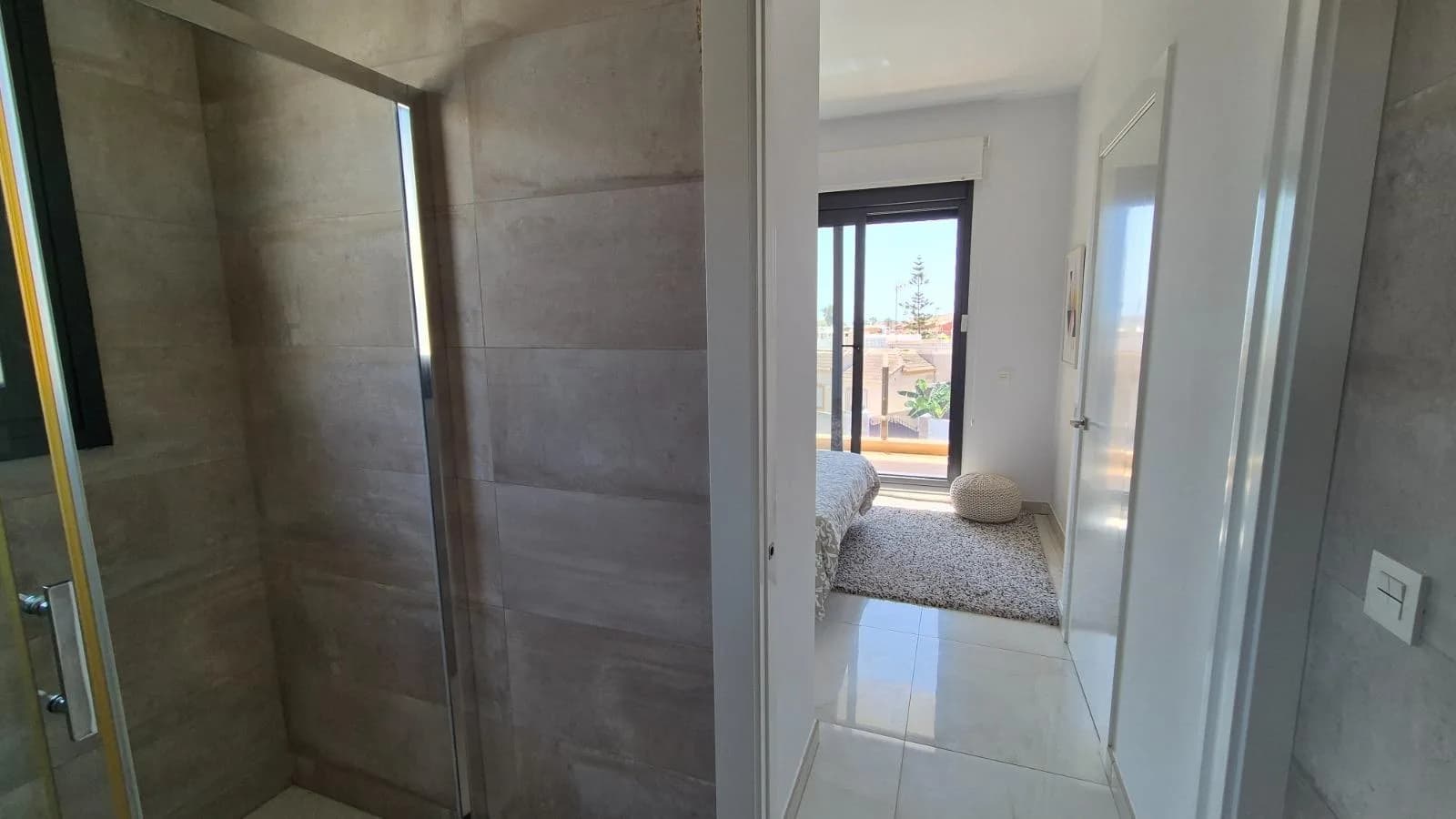 Villa de 4 dormitorios en venta en Torrevieja, Alicante - Image 8