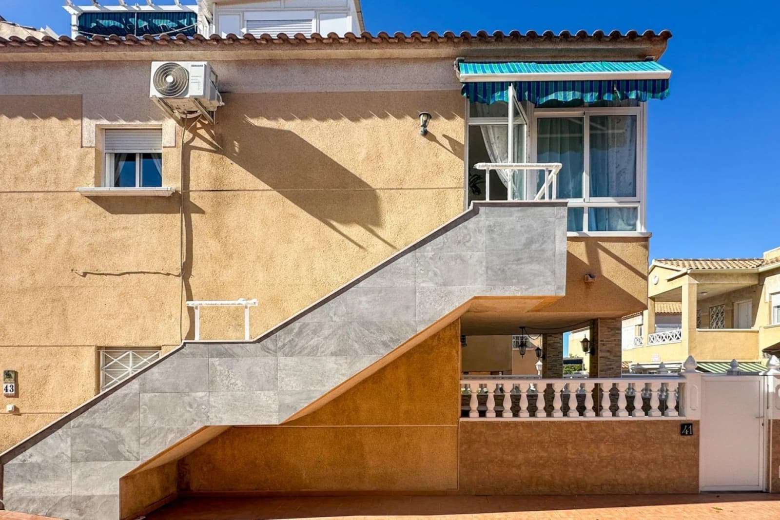 Bungalow de 2 dormitorios en venta en Torrevieja, Alicante